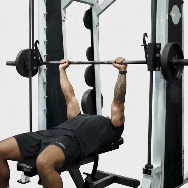 Smith Machine Bench Press - Exercise Guide | Motra